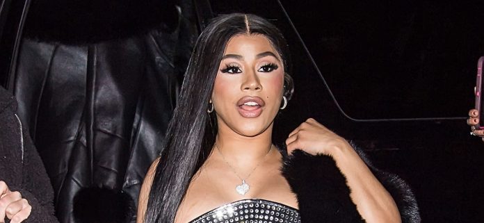 Hennessy-Carolina-scaled.jpg Hennessy Carolina con un diminuto body llamado 'Stripper'