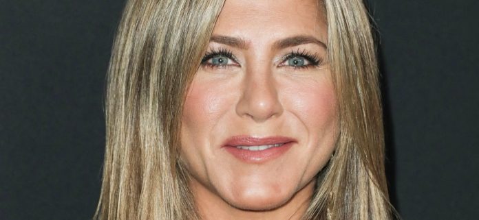 Jennifer-Aniston-sleek-MEGA-1300.jpg Jennifer Aniston con un top ajustado sin sujetador le dijo que siempre luce 'fría'