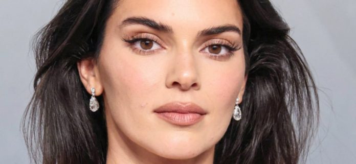 Kendall Jenner se vuelve transparente con un minivestido sin sujetador para mostrar su 'pecho'
