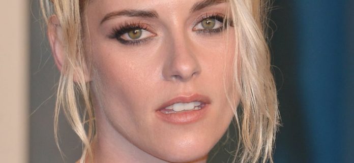Kristen Stewart caminando en ropa interior de cumpleaños 'no es moda'
