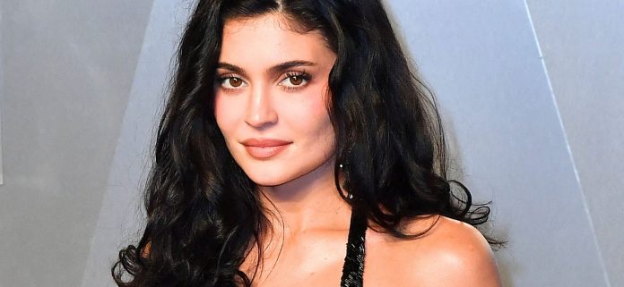 Kylie-Jenner1-scaled.jpg Kylie Jenner con vestido escotado resalta su 'cuerpo pico'