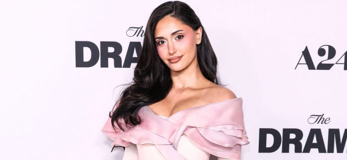 Leah Kateb calienta Coachella con un conjunto candente
