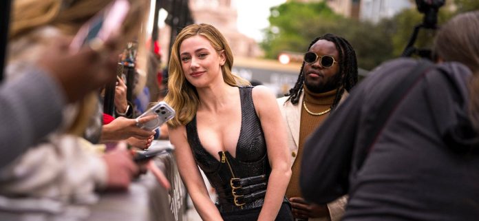 Lili Reinhart ofrece puro calor en un atrevido look de alfombra roja
