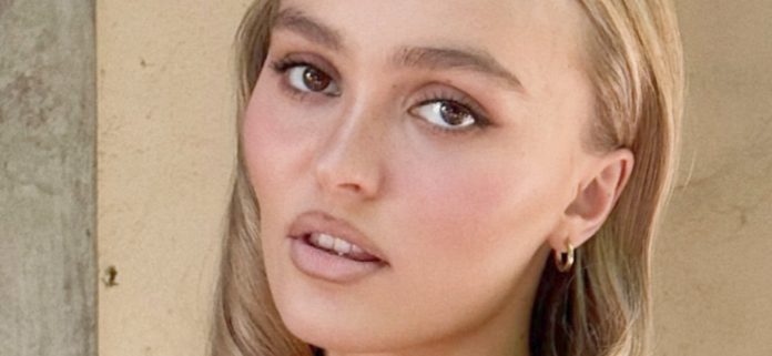 Lily-Rose Depp lava los platos con un top ajustado sin sujetador
