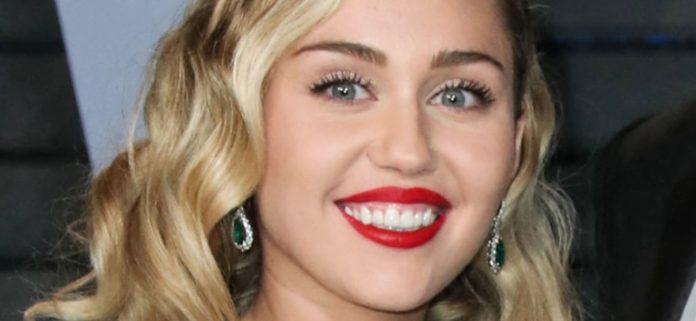 Miley Cyrus dijo que el vestido sin sujetador y sin espalda no era "ropa"
