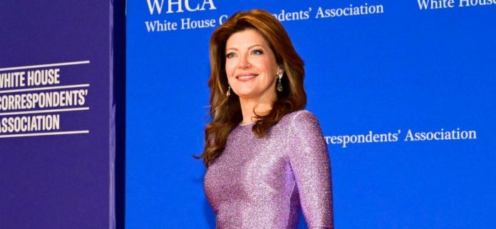 Norah O'Donnell sirve brillo en lila en WHCD
