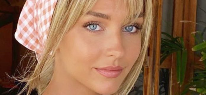 Rachel Cook 'tan bien' en tanga en el capó del auto de Las Vegas
