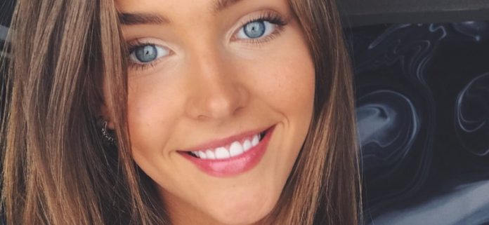Rachel Cook destaca sus 'naranjas' con una camiseta ajustada sin sujetador
