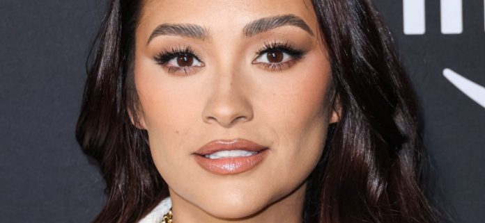 El traje de baño de Shay Mitchell 'Holding On For Dear Life' en las fotos de 'Baywatch'
