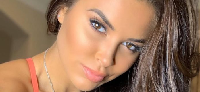 Rachel Bush se arquea hacia atrás en bikini tanga para mostrar sus 'frutas'
