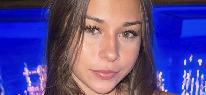 Sophie Rain es 'tentadora' al sumergirse en el traje de baño de 'Baywatch' junto a la piscina
