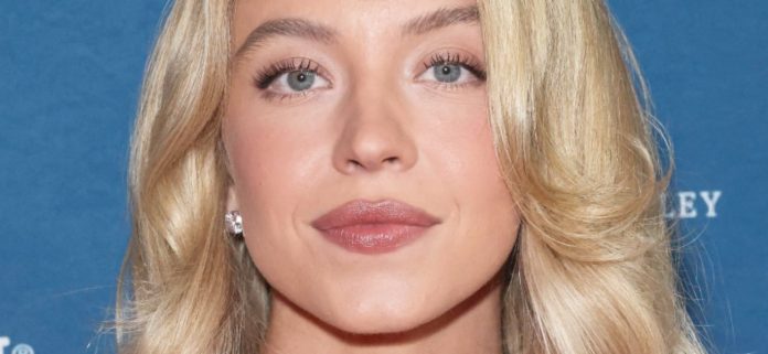 Sydney-Sweeney-26-bl-1300-br.jpg Sydney Sweeney 'Breaking Brains' en diminuto bikini