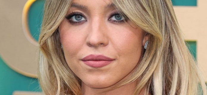 Sydney-Sweeney-vert-mega-1300.jpg Sydney Sweeney regando flores en ropa interior transparente, material 'para adultos'