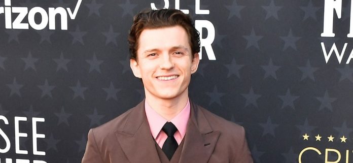 Tom-Holland.jpg Tom Holland en foto sin camisa gana el premio al 'hombre vivo más sexy'