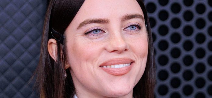 Billie Eilish haciendo alarde de pies en bikini genera confusión sobre la 'IA'
