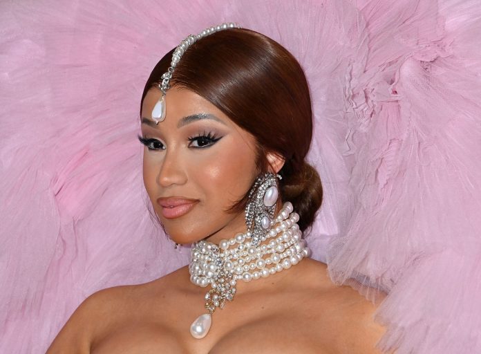 cardi-b-scaled.jpg Cardi B casi se sale del vestido ajustado