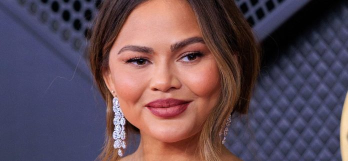chrissy-teigen-scaled-e1775584996312.jpg Chrissy Teigen se desnuda completamente en un vídeo de la ducha