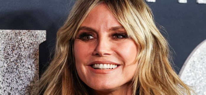 A Heidi Klum le dijeron que se 'pusiera ropa' en un nuevo anuncio de ropa de playa
