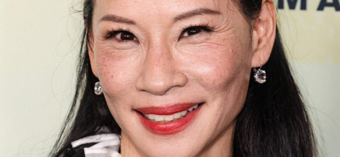 lucy-liu-1-scaled-e1776797057107.jpg Lucy Liu se burló de su 'look inspirado en el boudoir' en 'El diablo viste de Prada 2'