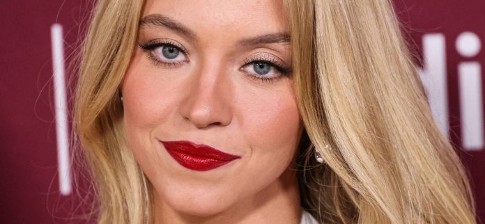 Sydney Sweeney se 'expone' en traje de baño hundido
