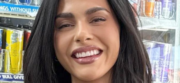 Amanda Trivizas en bikini brasileño muestra sus 'cocos'
