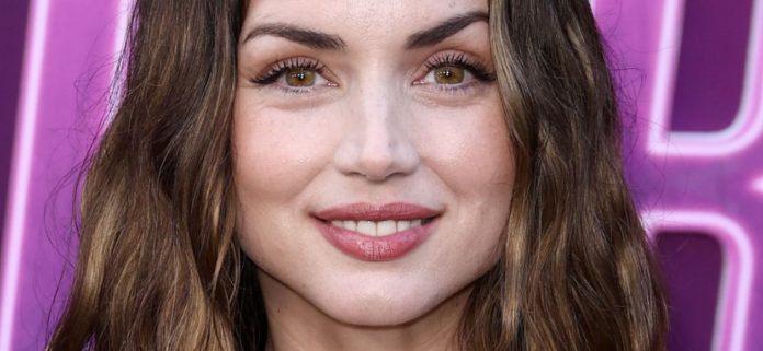 Ana de Armas tomando sol en bikini tanga resalta su 'melocotón'
