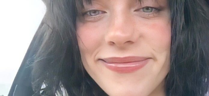 Billie Eilish se queda boquiabierta al sumergirse en un tanque para una fiesta en la piscina el fin de semana
