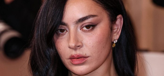 Charli XCX se burla del look puro 'letal' para la Met Gala
