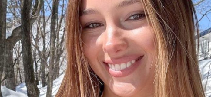 Ella Alexandra, la 'chica más sexy de todos los tiempos' en bikini mojado después de nadar
