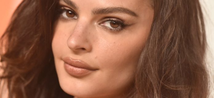 Emily Ratajkowski se cayó de su traje de baño y le dijeron que se "cubriera"
