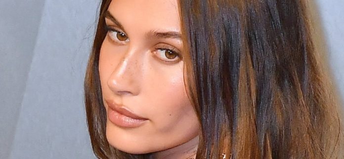 El vestido dorado sin sujetador de Hailey Bieber para la Gala Met 'es basura'
