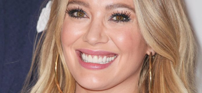 Hilary Duff arqueada hacia atrás en bikini en la piscina ofrece una 'hermosa vista'
