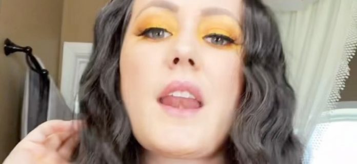 Jenelle-Evans-eyeshadow-1300.jpg Jenelle Evans subirse al bikini junto a la piscina es 'vergonzoso para sus hijos'