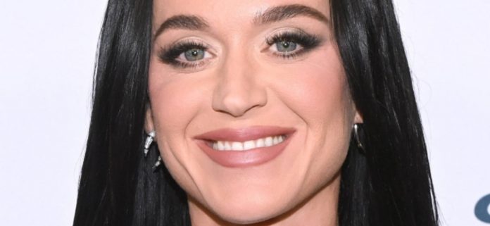 Katy Perry en bikini de hilo se burla de sus 'globos desinflados'

