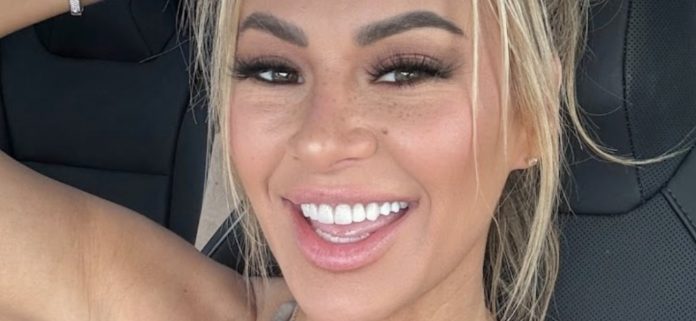 El exsoldado Kindly Myers muestra sus armas en un bikini de hilo escotado

