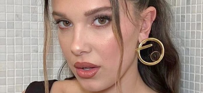 Millie Bobby Brown en bikini con el pelo mojado muestra sus 'piñas'
