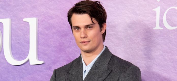 Nicholas-Galitzine-1.jpg Nicholas Galitzine con camiseta de Brasil dijo que "la espalda se ve deliciosa"