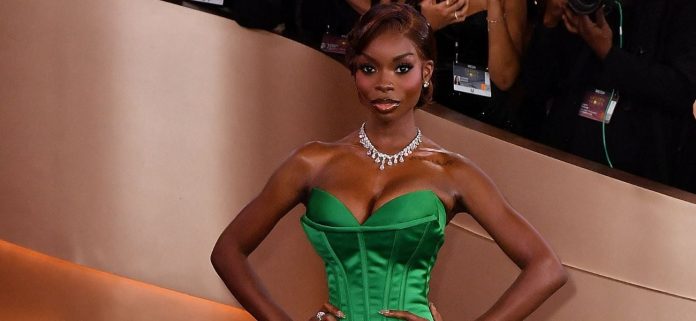 Olandria Carthen irrumpe en el lanzamiento del traje de baño SI con un sensual vestido recortado
