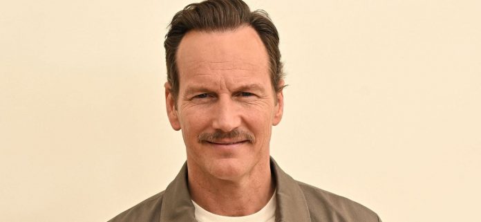 Las instantáneas de Patrick Wilson corriendo sin camisa enloquecen a los fanáticos
