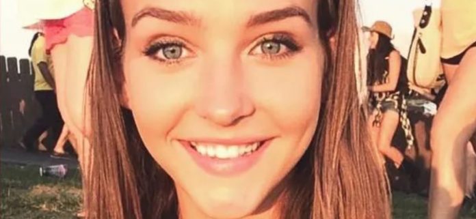 Rachel Cook Braless muestra sus 'dos ​​fresas dulces' al aire libre
