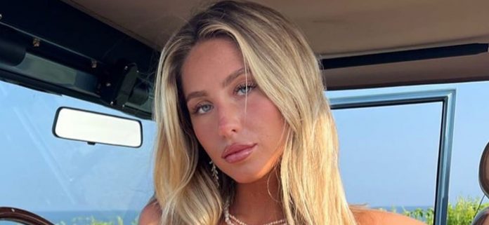 Alix Earle muestra piel importante con un atrevido vestido de Roberto Cavalli
