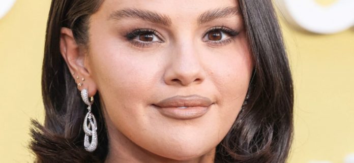 Selena Gomez con un vestido sin sujetador con purpurina 'se veía mejor con un poco de peso'
