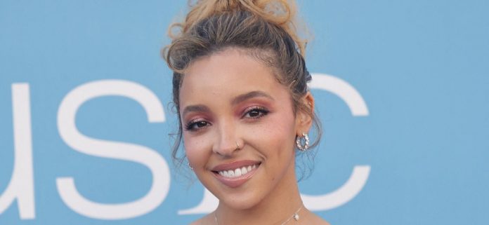 Tinashe con un provocativo vestido transparente en los AMA 'no es atractivo'
