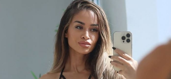 Valeria Ammirato levanta la parte superior para mostrar abdominales duros como una roca en traseros diminutos
