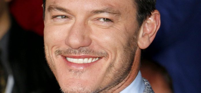 luke-evans-5-scaled-e1778870577809.jpg Luke Evans hace alarde de su 'impresionante paquete de 8' en una instantánea sin camisa