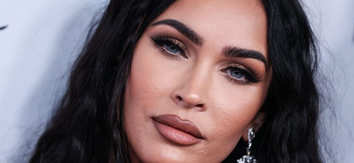 Las apasionantes instantáneas de cumpleaños de Megan Fox hacen que los fanáticos 'vendan sus almas'
