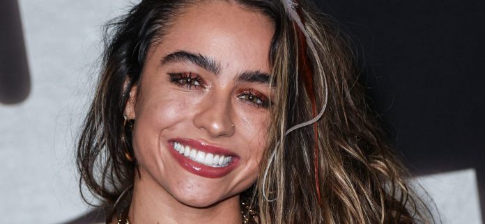 Sommer Ray lamiendo una cereza con un top corto blanco es 'letal'
