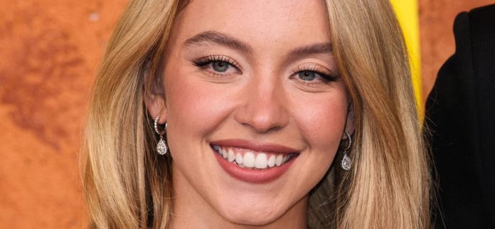 Sydney Sweeney casi explota con lencería rosa apenas visible
