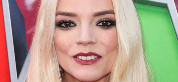 Anya-Taylor-Joy-green-1300.jpg A Anya Taylor-Joy, descalza y con un minivestido sin sujetador, se le recomienda 'comer'