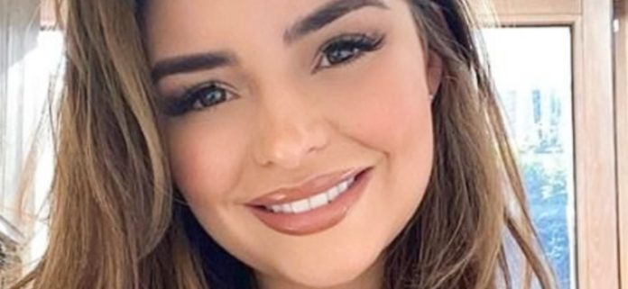 Demi Rose resalta sus 'manzanas' en bikini de hilo hundido al aire libre
